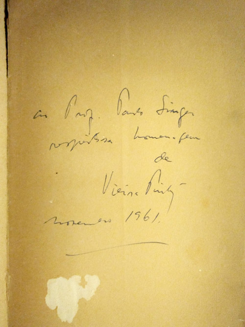 Foto da assinatura de Vieira Pinto em dedicatória (1961) à Paul Singer, no livro Consciência e Realidade Nacional (1960, vol.1). Encontrada e cedida por Roberto Cunha Ferreira.